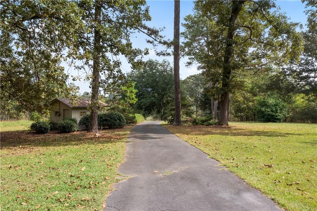 Image 15 of property listing at 79 Floyd Road SW, Cartersville, GA 30120