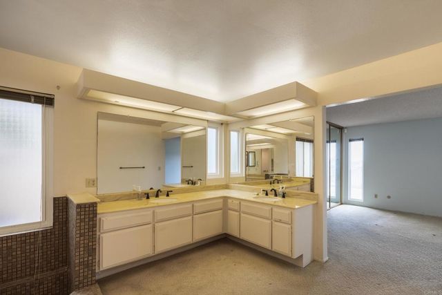 2120 Pintoresco Ct., Carlsbad, CA 92009