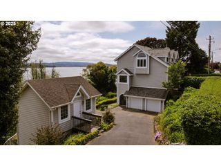 1368 BAYVIEW St, North Bend, OR 97459