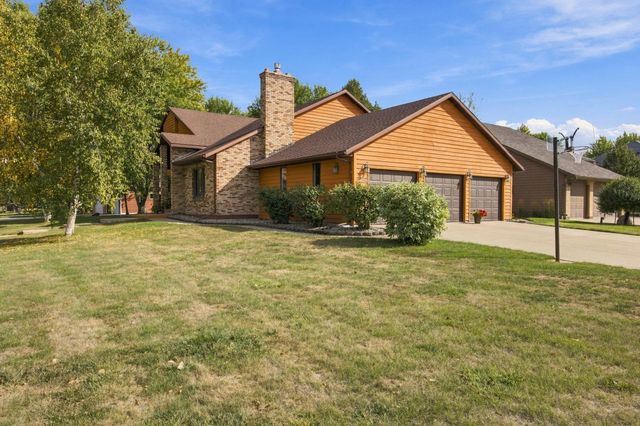 2802 28th Avenue S, Fargo, ND 58103