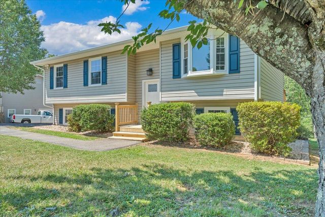 4912 Shadow LN, Roanoke, VA 24019