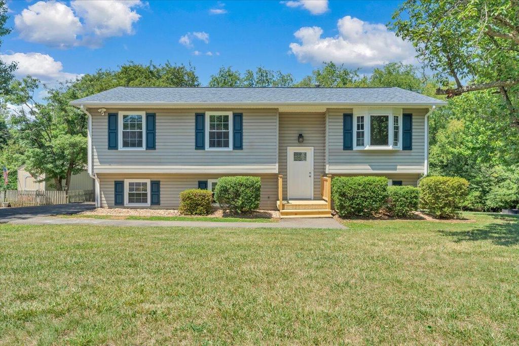4912 Shadow LN, Roanoke, VA 24019