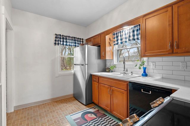 114 W MISSION ROAD, Green Bay, WI 54301