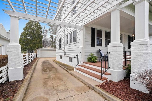 114 W MISSION ROAD, Green Bay, WI 54301