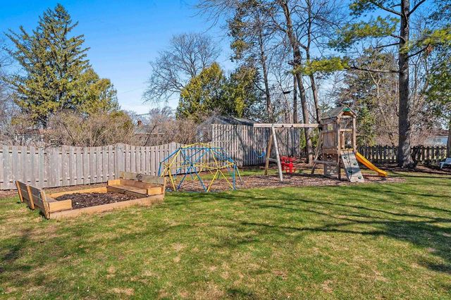114 W MISSION ROAD, Green Bay, WI 54301