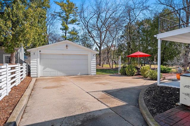 114 W MISSION ROAD, Green Bay, WI 54301