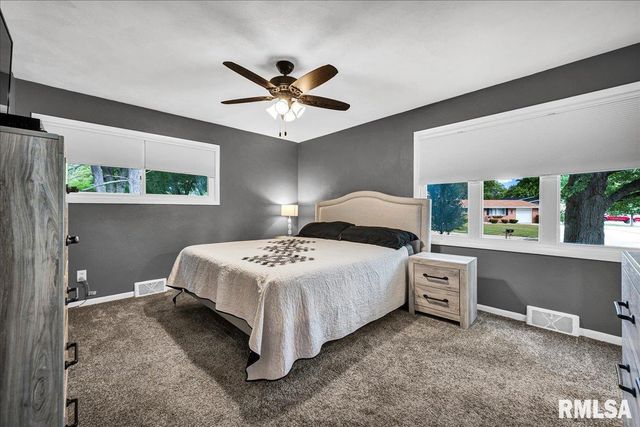 111 IVY Lane, Knoxville, IL 61448