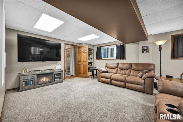 111 IVY Lane, Knoxville, IL 61448