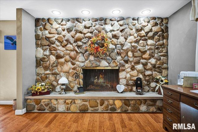 111 IVY Lane, Knoxville, IL 61448