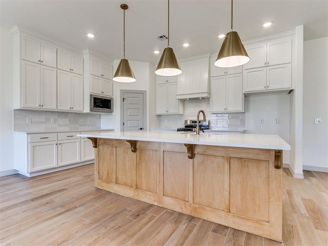 7712 Woods Edge Way, Yukon, OK 73099