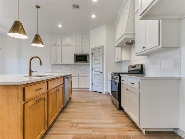 7712 Woods Edge Way, Yukon, OK 73099