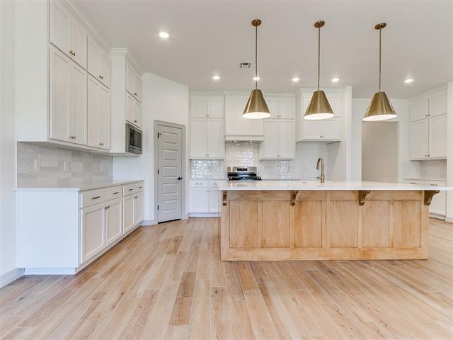 7712 Woods Edge Way, Yukon, OK 73099