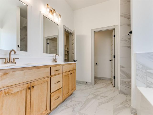 7712 Woods Edge Way, Yukon, OK 73099