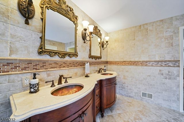 16 William Way, Washington Twp., NJ 07853