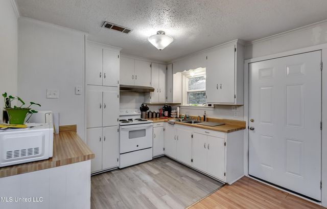 700 E Dewey Camp Drive, Florence, MS 39073