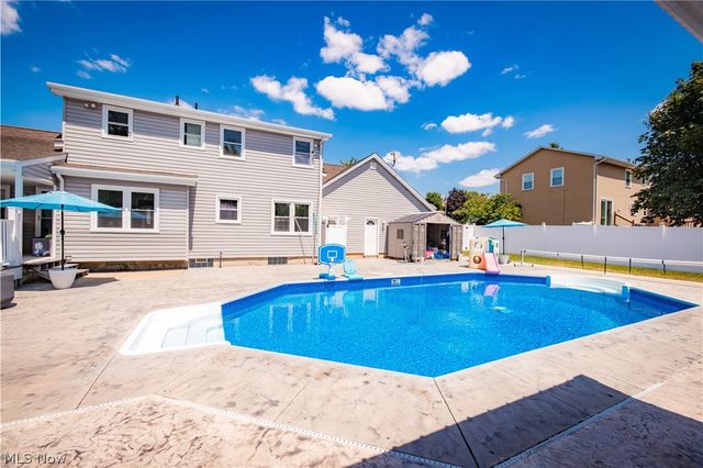 51 Sawmill Run Drive, Canfield, OH 44406