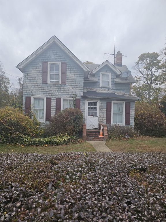 45 Arnold Avenue, West Babylon, NY 11704