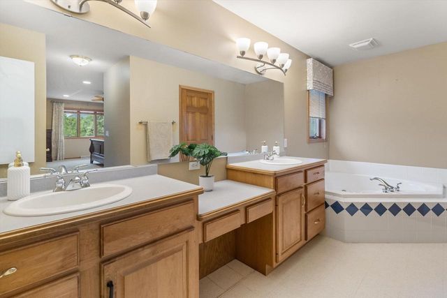 911 Eddington Drive, Sun Prairie, WI 53590