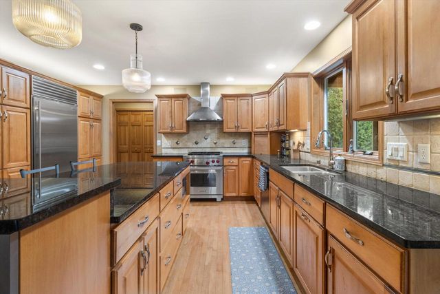 911 Eddington Drive, Sun Prairie, WI 53590