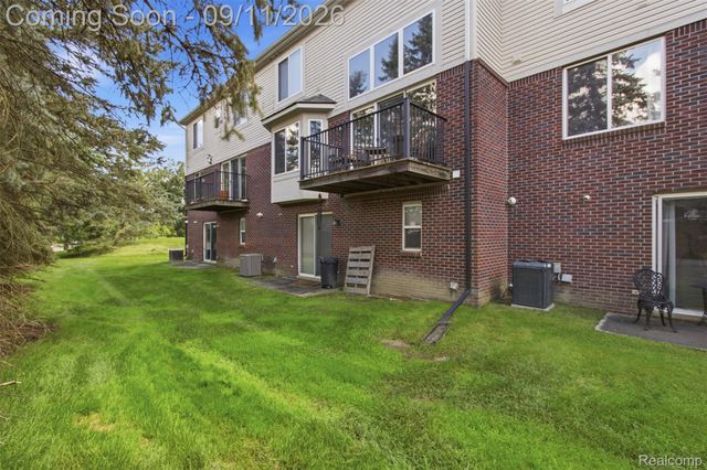 963 Sandalwood Drive, Troy, MI 48085