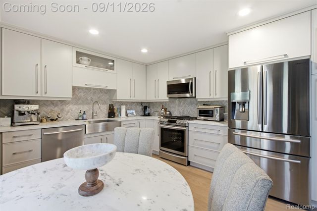 963 Sandalwood Drive, Troy, MI 48085