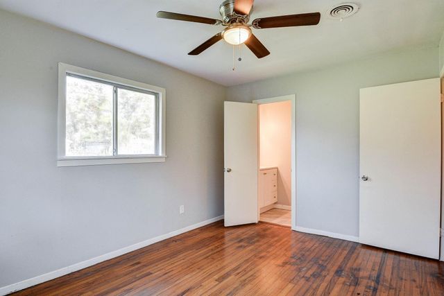 131 Lakewood Drive, Clute, TX 77531