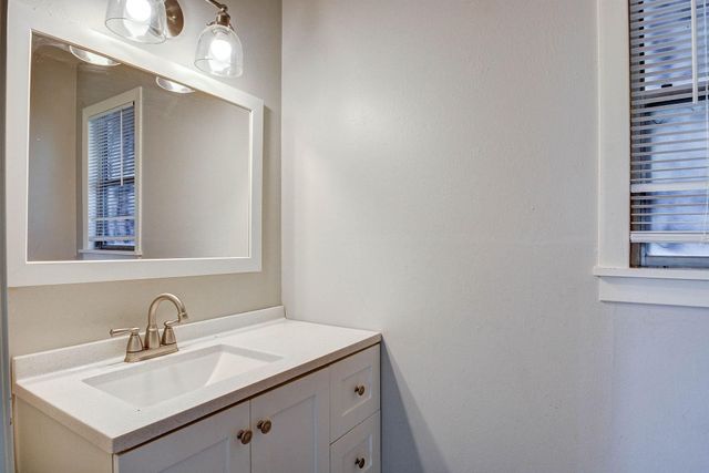 131 Lakewood Drive, Clute, TX 77531