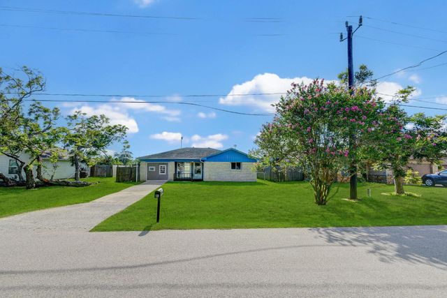 131 Lakewood Drive, Clute, TX 77531