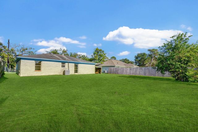 131 Lakewood Drive, Clute, TX 77531