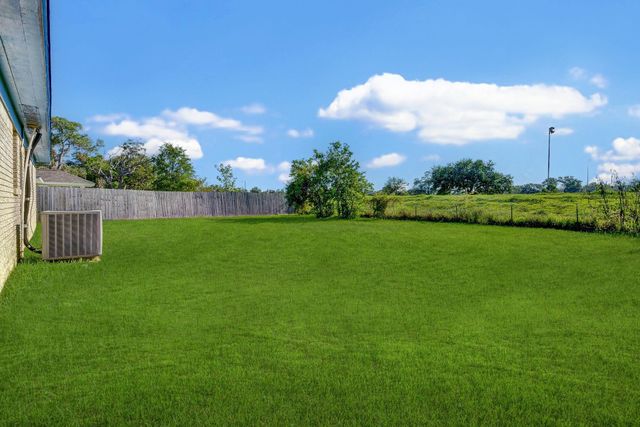 131 Lakewood Drive, Clute, TX 77531