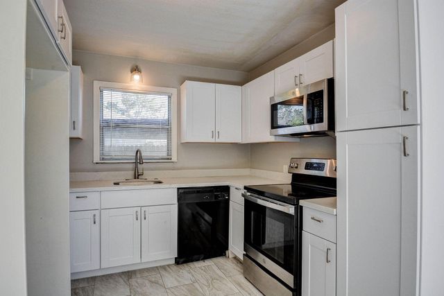 131 Lakewood Drive, Clute, TX 77531