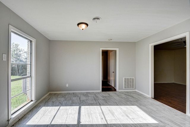 131 Lakewood Drive, Clute, TX 77531