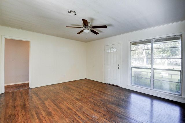 131 Lakewood Drive, Clute, TX 77531