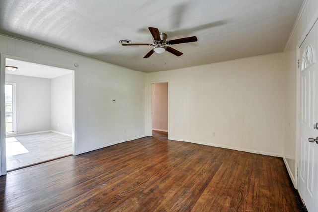 131 Lakewood Drive, Clute, TX 77531