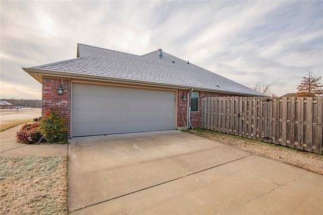 2955 N Raven Lane, Fayetteville, AR 72704