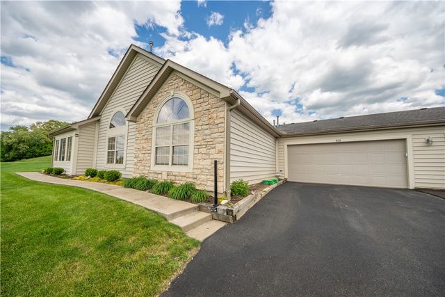 1905 Golf Course Dr, South Strabane, PA 15301