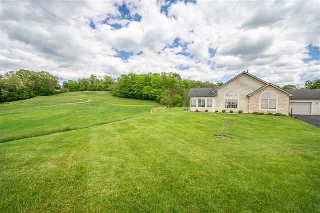 1905 Golf Course Dr, South Strabane, PA 15301