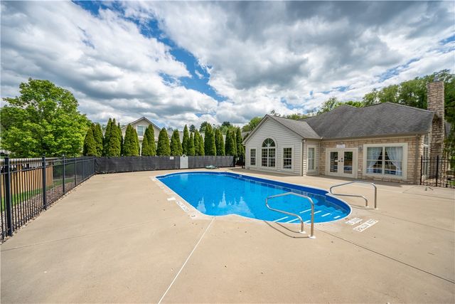 1905 Golf Course Dr, South Strabane, PA 15301