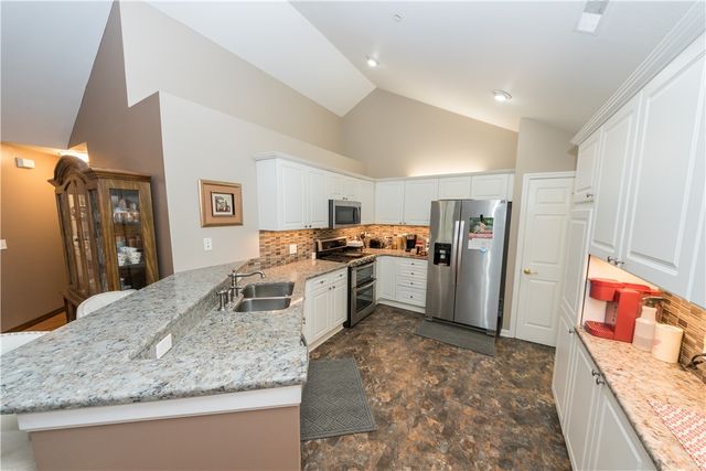 1905 Golf Course Dr, South Strabane, PA 15301
