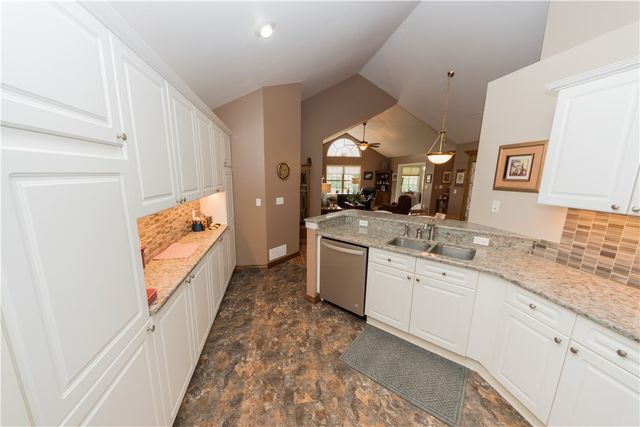 1905 Golf Course Dr, South Strabane, PA 15301