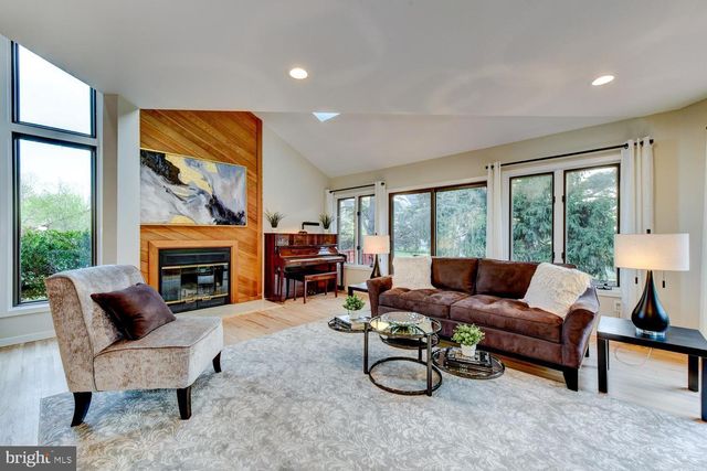 15 HAWK DR, Princeton Junction, NJ 08550