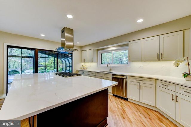 15 HAWK DR, Princeton Junction, NJ 08550