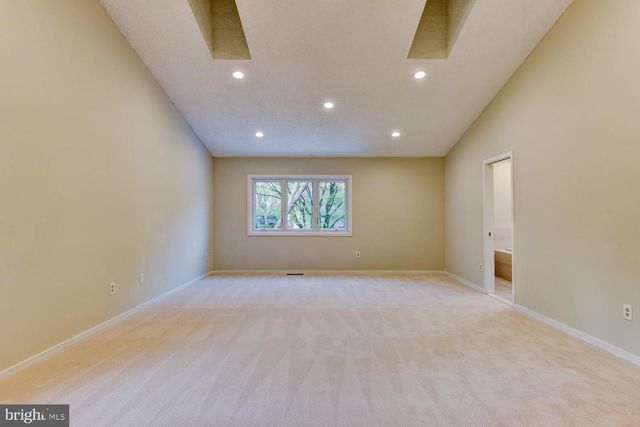 15 HAWK DR, Princeton Junction, NJ 08550