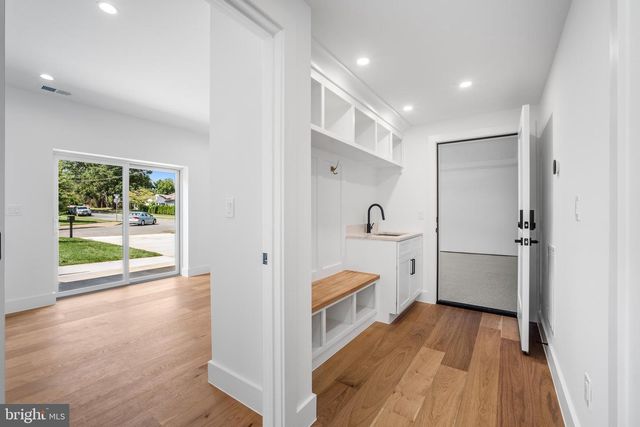 1935 FOXHALL RD, Mclean, VA 22101