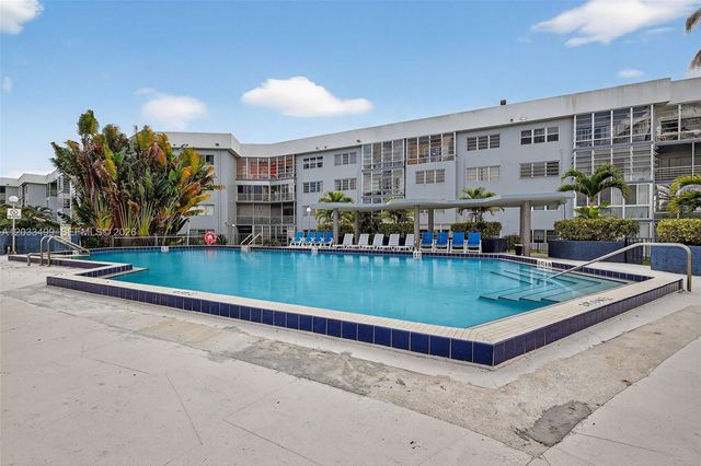 877 NE 195th St 422, Miami, FL 33179