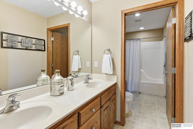 16016 Ruggles Street, Omaha, NE 68116