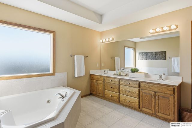 16016 Ruggles Street, Omaha, NE 68116