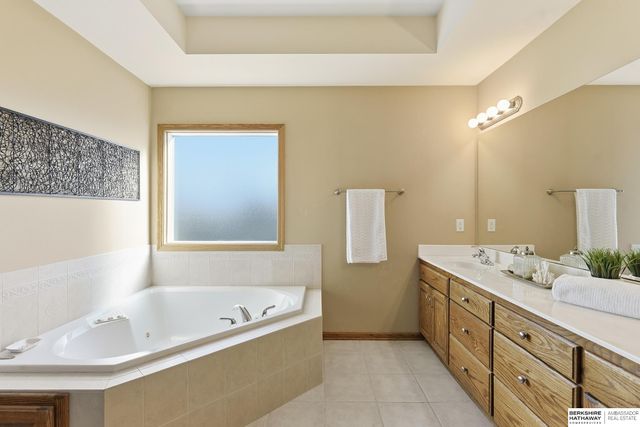 16016 Ruggles Street, Omaha, NE 68116