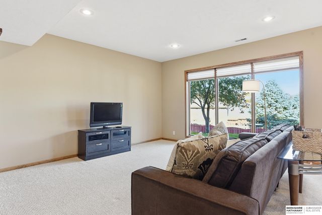 16016 Ruggles Street, Omaha, NE 68116