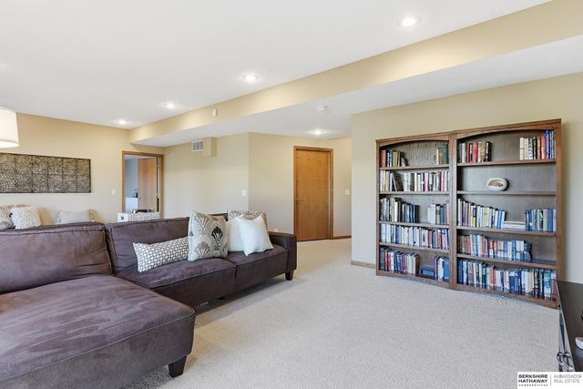 16016 Ruggles Street, Omaha, NE 68116